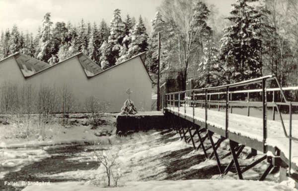 Historiskt vykort från omkring 1955: Bron över vattenfallet, Brännögård