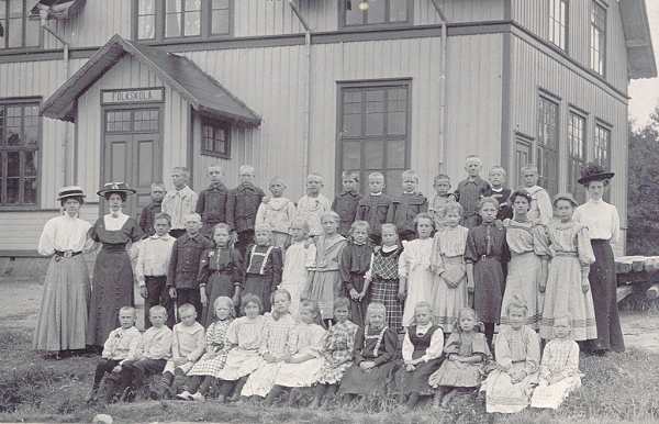 Historiskt vykort från omkring 1920: Ågårds skola – råkopia för vykort, Brännögård