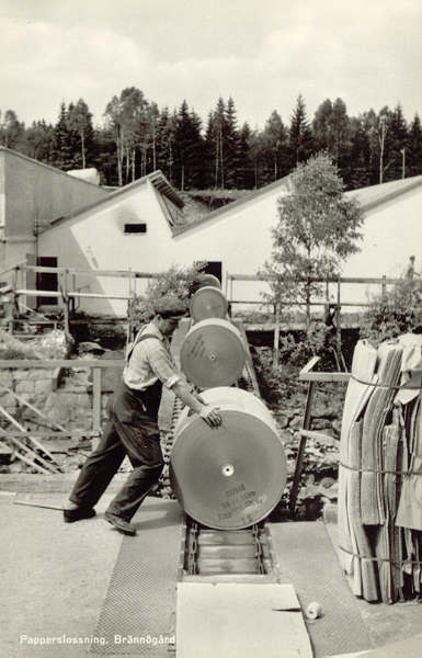 Historiskt vykort från omkring 1955: Kedjebanan och papperslossningen, Brännögård