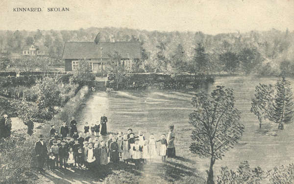 Historiskt vykort från omkring 1905: Skolan sedd från kyrkan, Kinnared